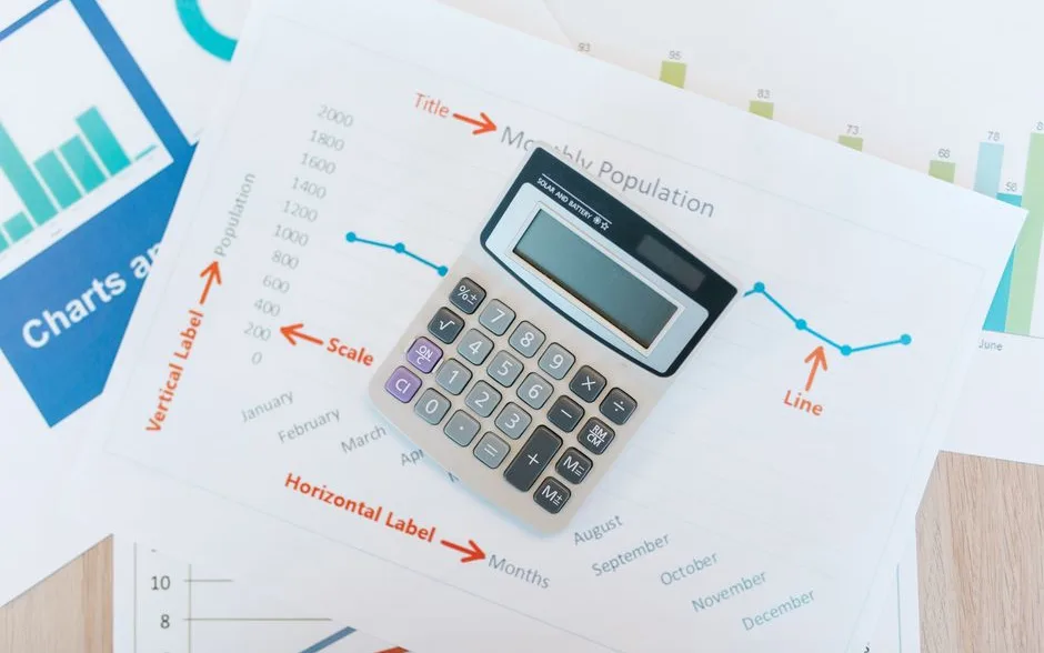 Calculatrice posée sur des graphiques imprimés
